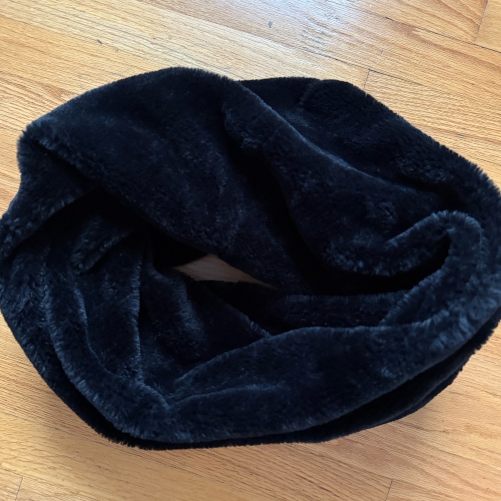H&M Black Faux Fur Scarf